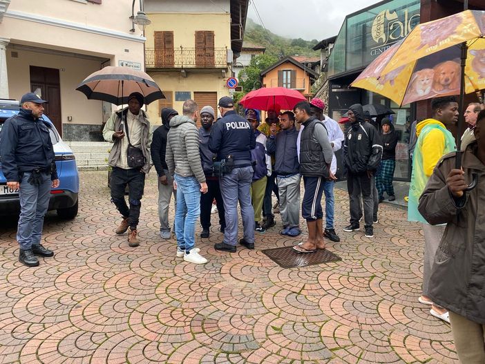 Cesara, protesta degli ospiti del centro migranti FOTO Cesara, protesta degli ospiti del centro migranti FOTO