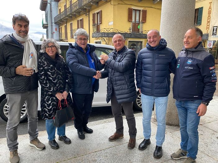 La consegna ufficiale del nuovo pulmino per i ragazzi di Baskin FOTO La consegna ufficiale del nuovo pulmino per i ragazzi di Baskin FOTO