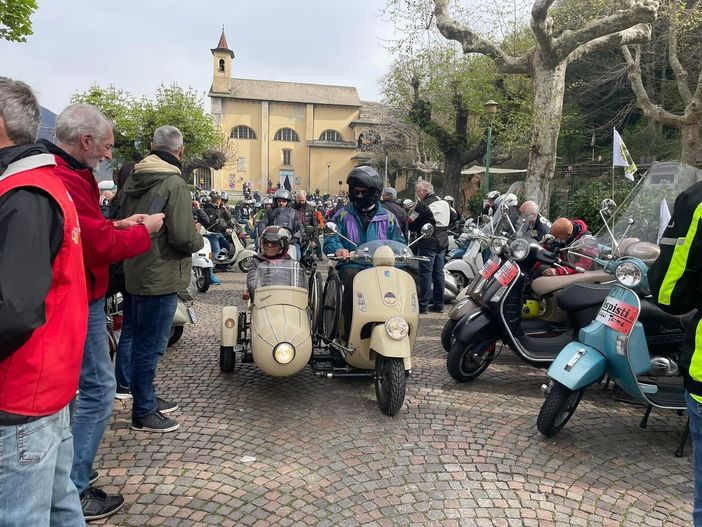 Grande successo per il Vespa Raduno di Omegna FOTO Grande successo per il Vespa Raduno di Omegna FOTO