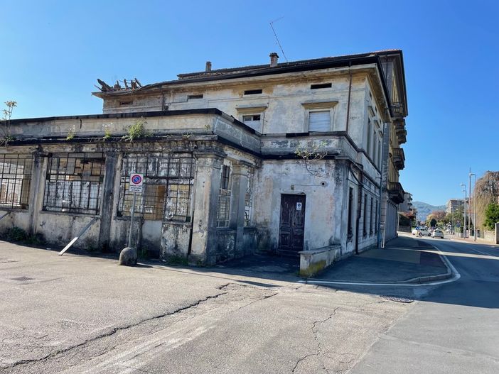 Un piccolo albergo sulle ceneri di un rudere in viale Azari a Pallanza
