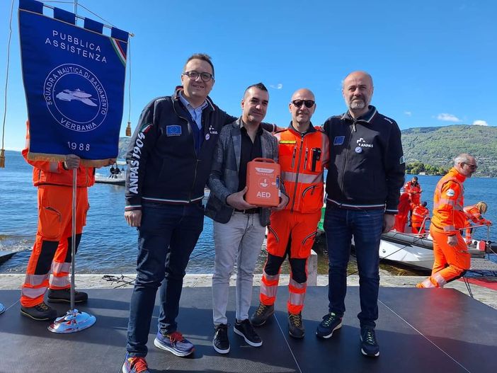Dal Cantante della Solidarietà un nuovo defibrillatore per la Squadra Nautica di Salvamento