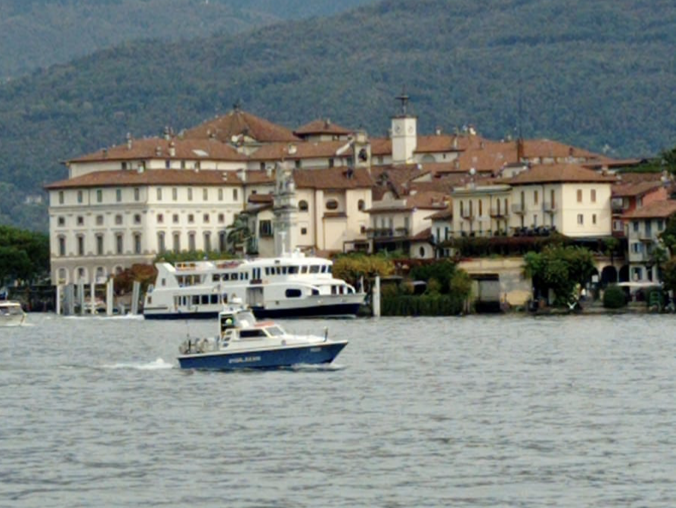 Polizia salva tre ragazze in difficoltà sul lago Polizia salva tre ragazze in difficoltà sul lago