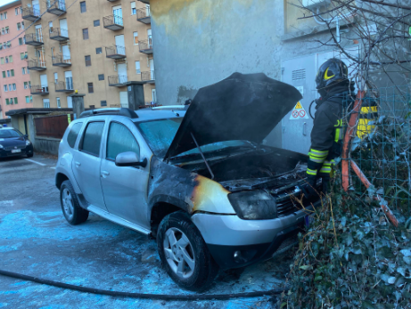 Auto prende fuoco in via Rosselli a Omegna