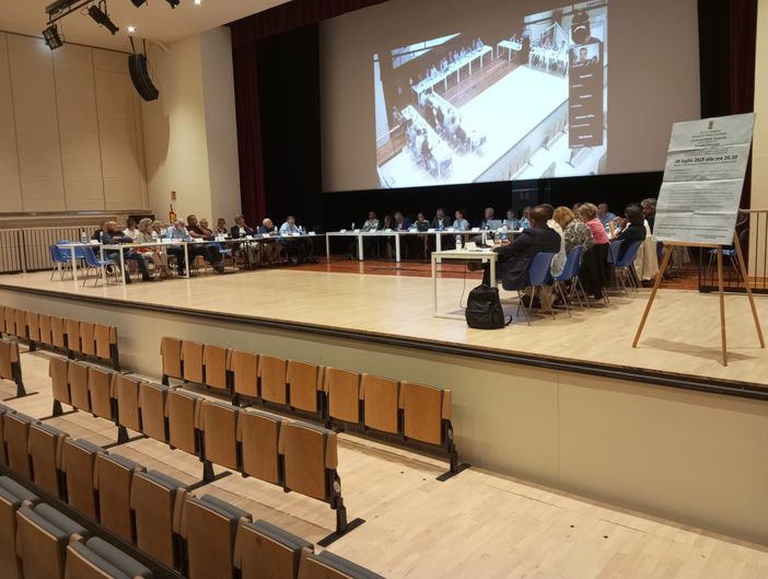 Verbania: teatro, porto e bilancio al centro del consiglio comunale: botta e risposta tra maggioranza e opposizioni Verbania: teatro, porto e bilancio al centro del consiglio comunale: botta e risposta tra maggioranza e opposizioni