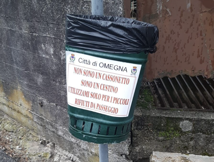 "Non sono un cassonetto", cartelli sui cestini dei rifiuti per sensibilizzare gli omegnesi "Non sono un cassonetto", cartelli sui cestini dei rifiuti per sensibilizzare gli omegnesi