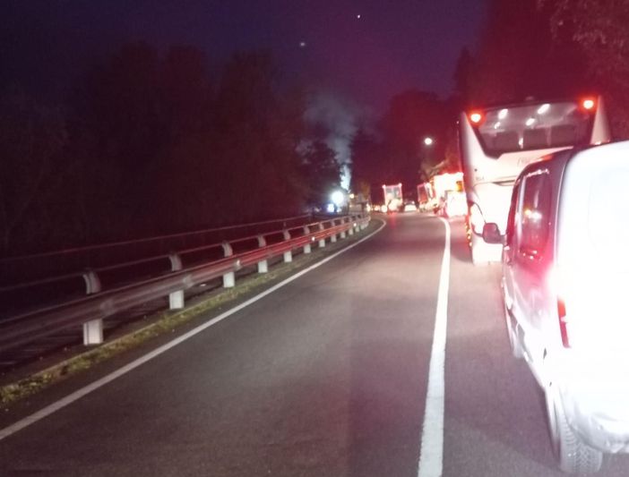 Mezzo in fiamme sulla strada di Fontotoce: illeso il conducente