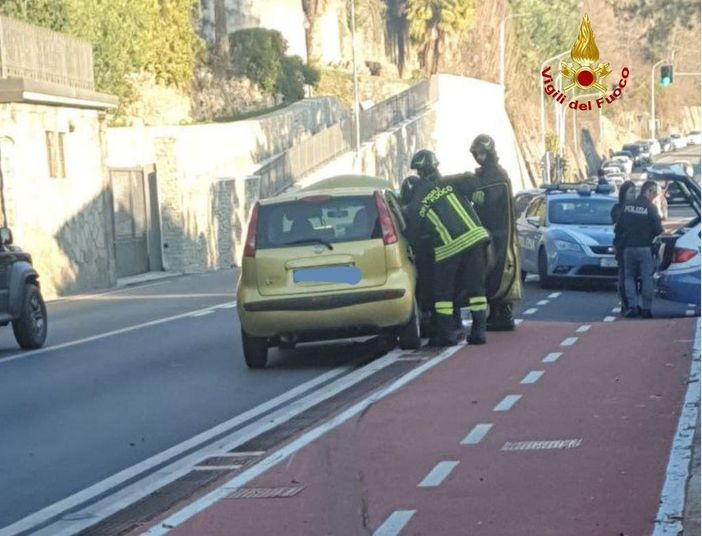 Auto esce di strada e trancia una tubazione del gas causando una perdita di metano