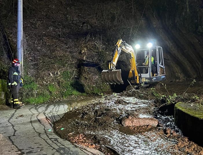 Smottamenti a Sasso Gambello, vietata la circolazione sulla strada FOTO E VIDEO