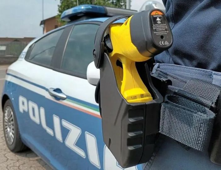 Ubriaco, aggredisce i clienti di un locale e le forze dell'ordine: immobilizzato con il taser e arrestato Ubriaco, aggredisce i clienti di un locale e le forze dell'ordine: immobilizzato con il taser e arrestato