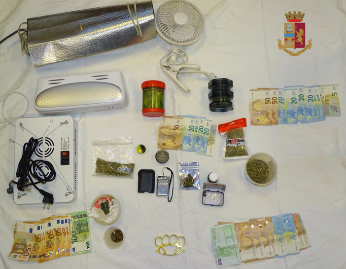 Marijuana, hashish, thc liquido e tutto il necessario per una serra “indoor”: arrestato dalla Polizia