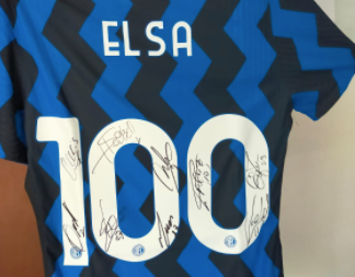 Per i cento anni di nonna Elsa una maglia autografata dall'Inter