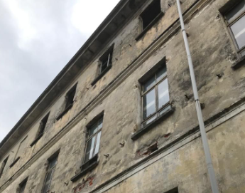 Crusinallo, dall'ex San Giuseppe cadono ancora calcinacci Crusinallo, dall'ex San Giuseppe cadono ancora calcinacci