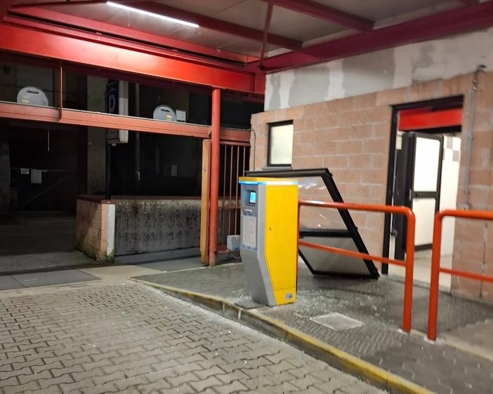 Parcheggio Rosmini insicuro: scoppia la polemica