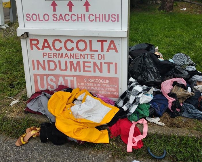 Cassonetti per la raccolta dei vestiti usati come discarica: "Situazione indecorosa" Cassonetti per la raccolta dei vestiti usati come discarica: "Situazione indecorosa"