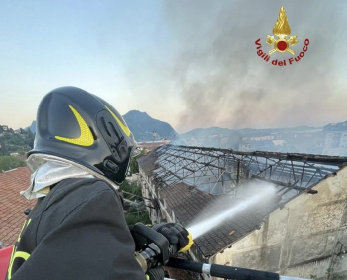 Incendio alle ex officine Buzzi: si indaga sul dolo, disposta la messa in sicurezza dell’area Incendio alle ex officine Buzzi: si indaga sul dolo, disposta la messa in sicurezza dell’area