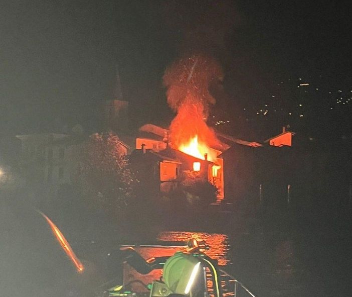 Incendio all'Isola del Pescatori, intervento dei vigili del fuoco: nessuna persona coinvolta