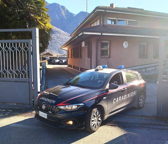 Pretende soldi dalla moglie per comprare la droga e la picchia, il figlio reagisce colpendolo alla testa Pretende soldi dalla moglie per comprare la droga e la picchia, il figlio reagisce colpendolo alla testa