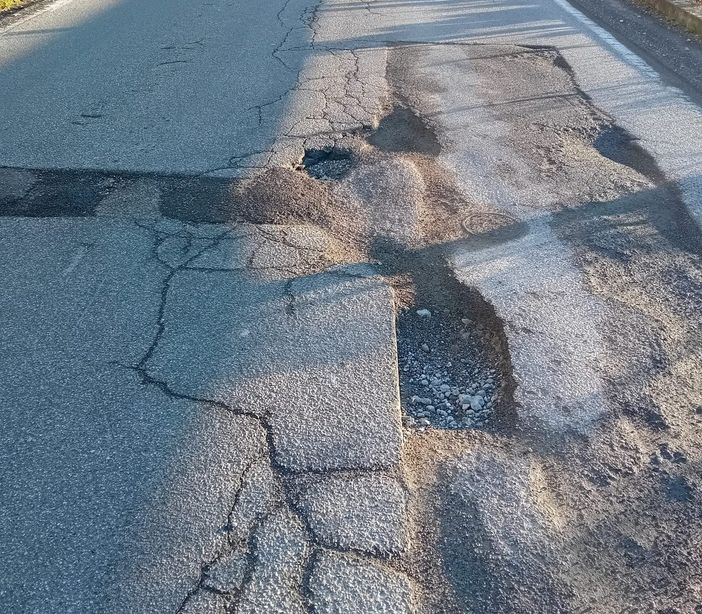 Problema strade a Omegna, buche in diverse vie della città VIDEO
