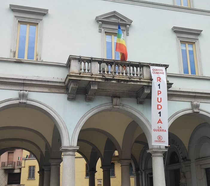 Omegna dice no alla guerra: lo striscione sulla facciata del municipio