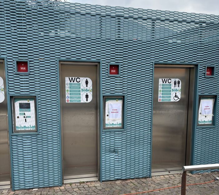 Songa denuncia: "Tanti turisti nel fine settimana, serve manutenzione dei bagni pubblici" Songa denuncia: "Tanti turisti nel fine settimana, serve manutenzione dei bagni pubblici"