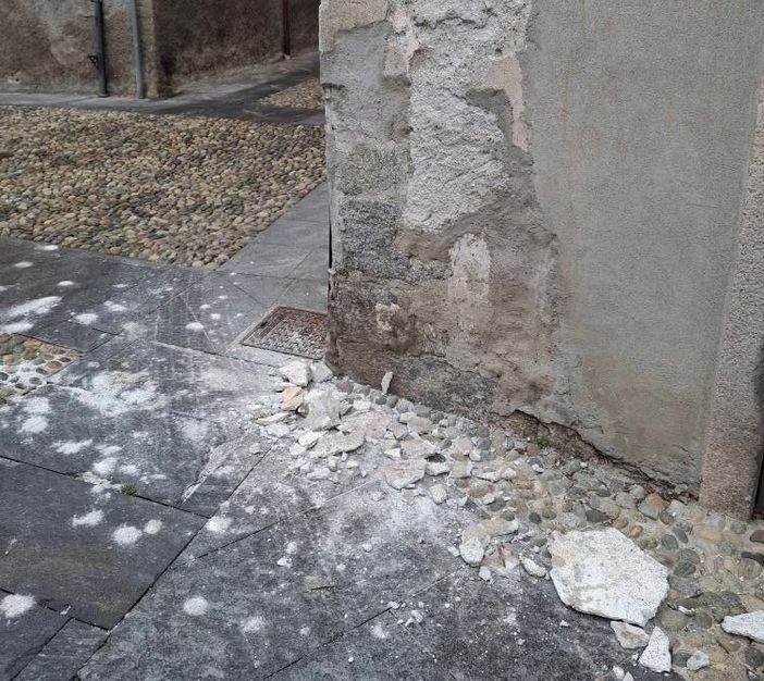 Pallanza, calcinacci in via Santo Stefano