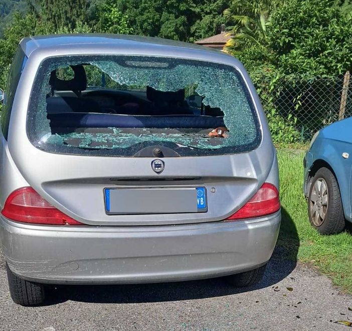 Notte di follia a Cireggio: diverse auto danneggiate dai vandali Notte di follia a Cireggio: diverse auto danneggiate dai vandali