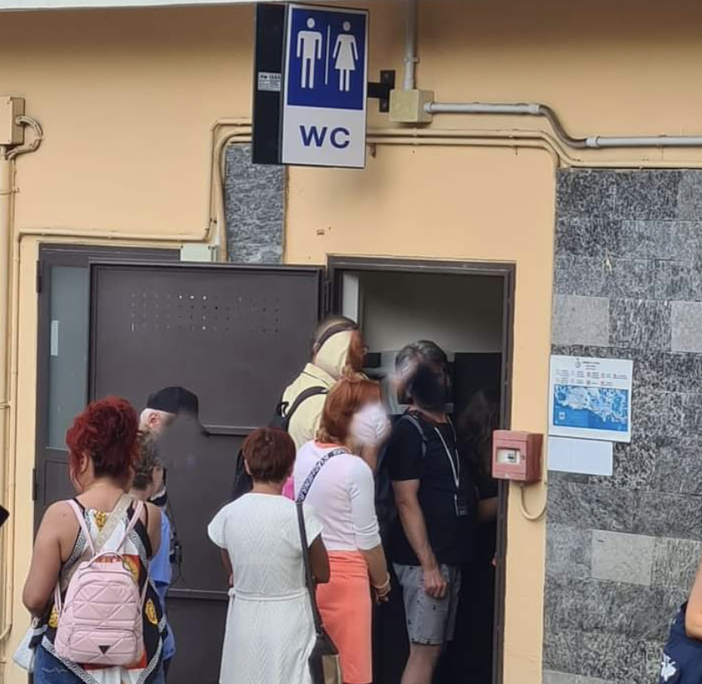Dopo le polemiche, riaperti i bagni pubblici alla partenza della funivia del Mottarone Dopo le polemiche, riaperti i bagni pubblici alla partenza della funivia del Mottarone