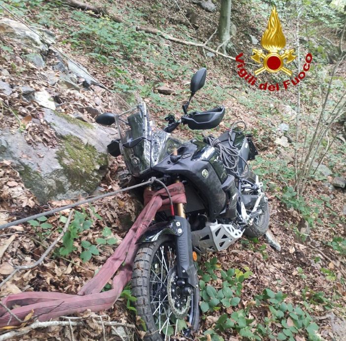 Sbaglia strada e resta bloccato con la moto nel bosco: intervengono i vigili del fuoco