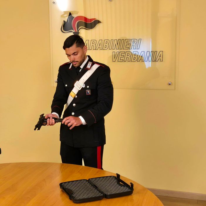 Minaccia la vicina con una pistola finta: denunciato 30enne a Verbania Minaccia la vicina con una pistola finta: denunciato 30enne a Verbania