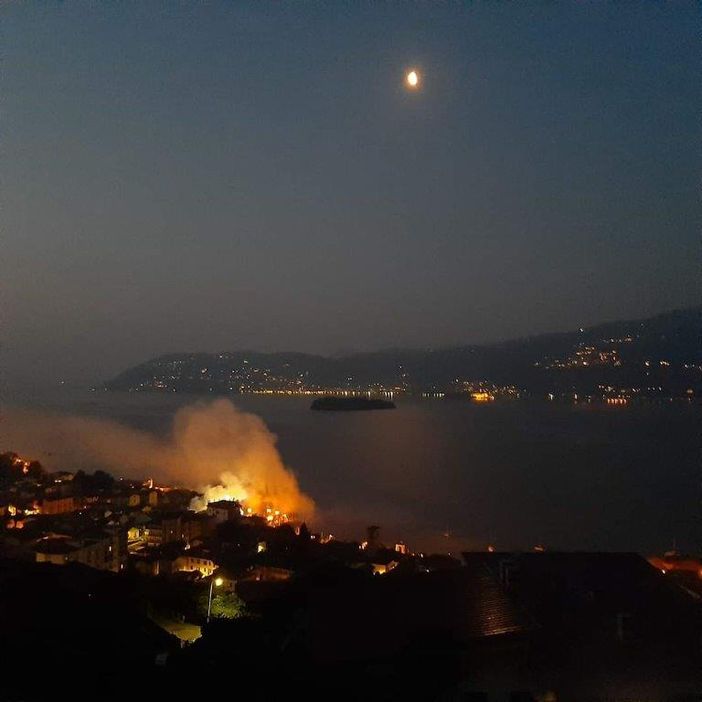 Ancora in corso le operazioni di messa in sicurezza dopo l'incendio di venerdì mattina a Suna FOTO
