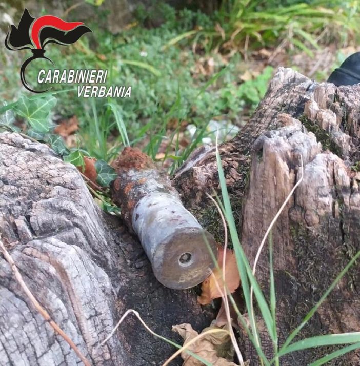 Turista tedesco trova un ordigno bellico nel lago: intervento dei carabinieri Turista tedesco trova un ordigno bellico nel lago: intervento dei carabinieri