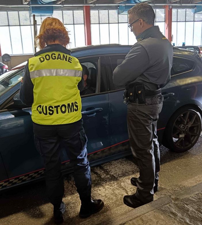 Droga, valuta, profumi, superalcolici e materiale elettronico sequestrati al confine