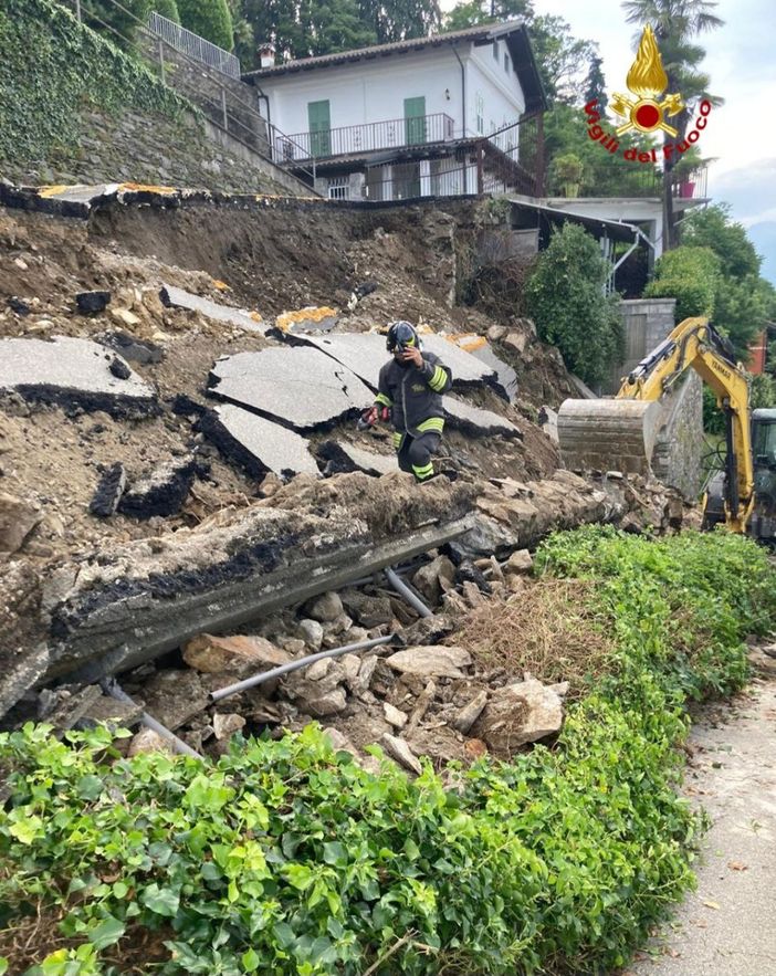 Cede una strada privata, intervento dei Vigili del fuoco Cede una strada privata, intervento dei Vigili del fuoco