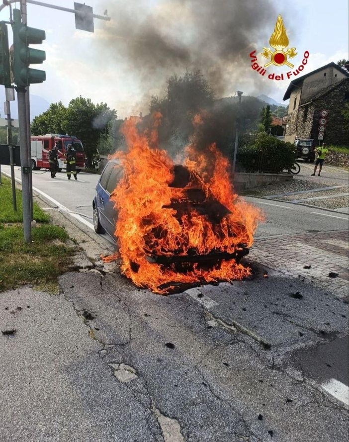 Auto prende fuoco mentre è in marcia: attimi di paura a Bieno