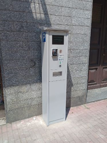 Nuovi parcometri a Omegna: si paga anche con carta e app