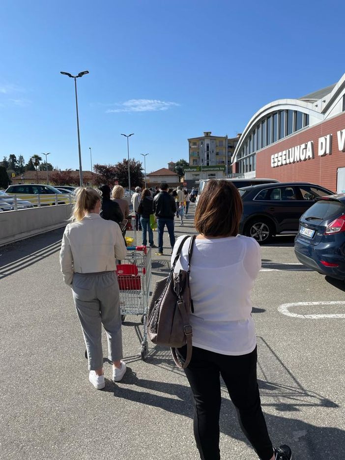 Coda e lunghe attese di fronte al supermercato Esselunga per fare la spesa