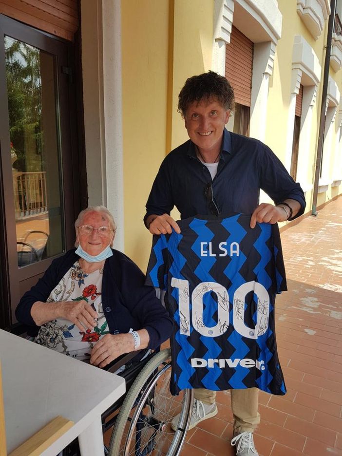 Consegnata la maglia con le firme dell'Inter per i 100 anni di nonna Elsa