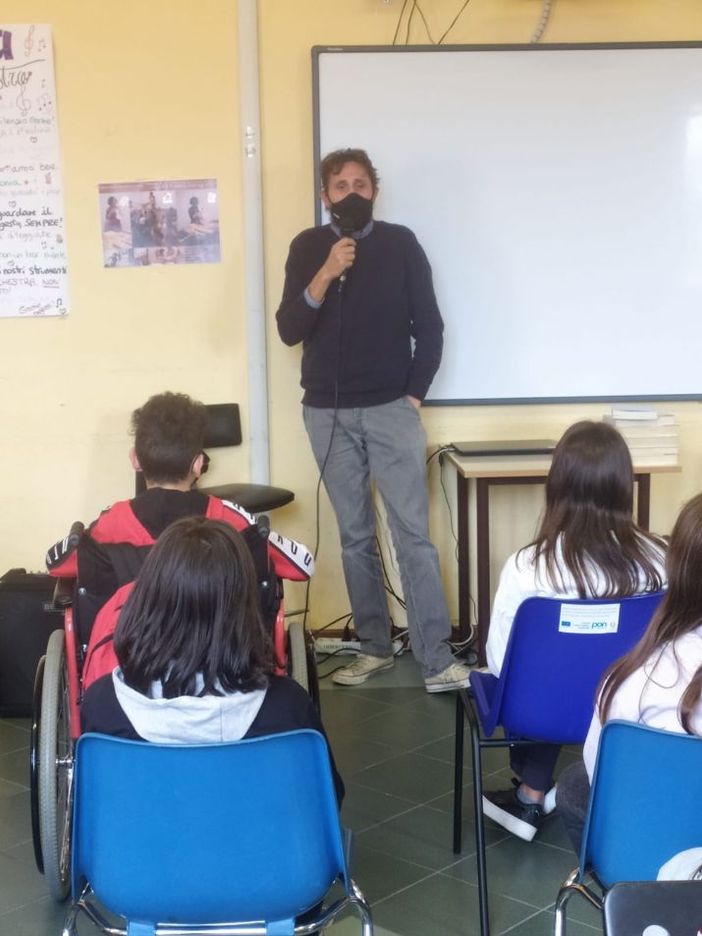 Gli studenti delle medie incontrano lo scrittore per ragazzi Davide Morosinotto