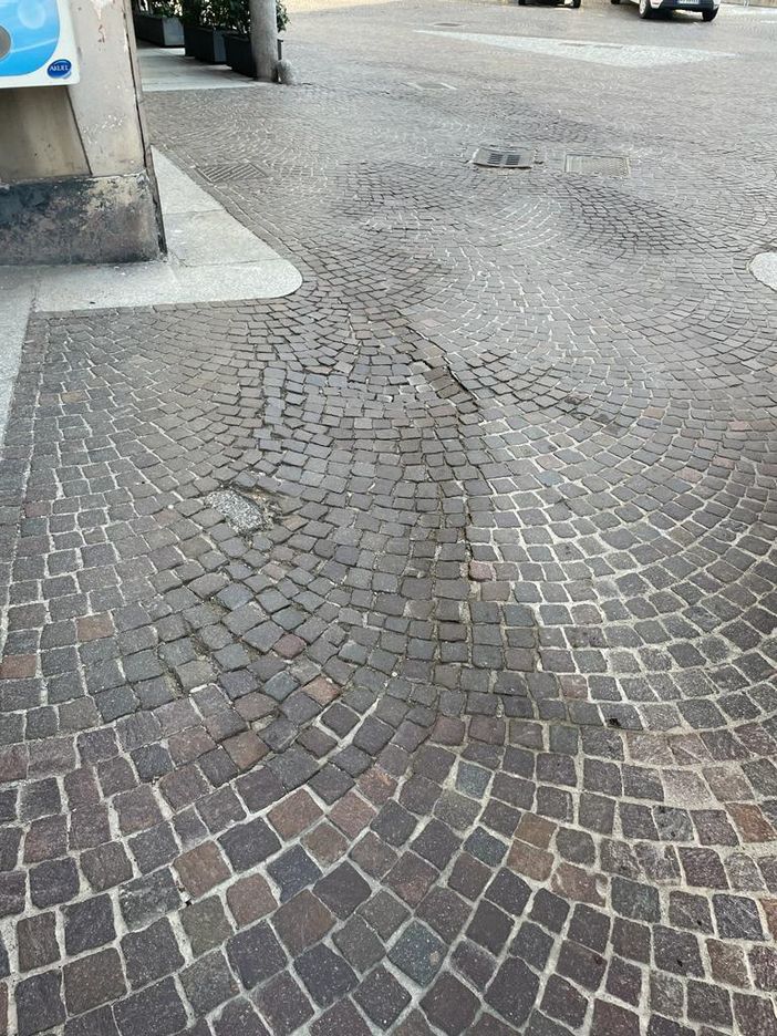 Nuovi avvallamenti tra via Manfredi e via Alberganti Nuovi avvallamenti tra via Manfredi e via Alberganti