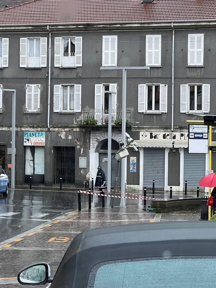 Auto abbatte il palo della videosorveglianza di piazza Beltrami