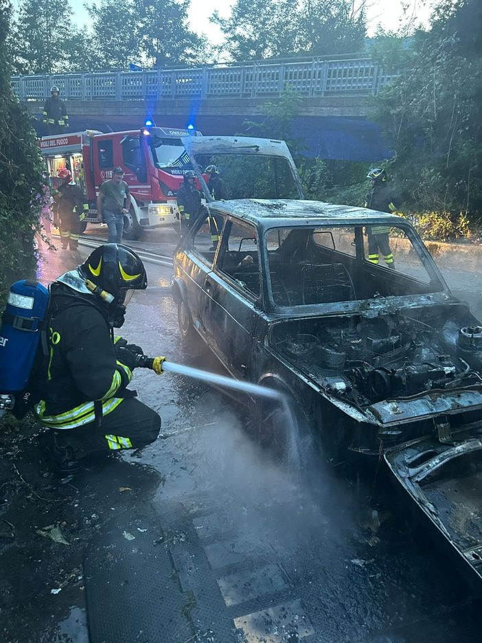 Auto distrutta dalle fiamme in località Brughiere Auto distrutta dalle fiamme in località Brughiere