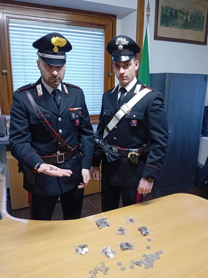Denunciato 56enne per spendita di monete alterate: usava soldi deformati per comprare sigarette Denunciato 56enne per spendita di monete alterate: usava soldi deformati per comprare sigarette