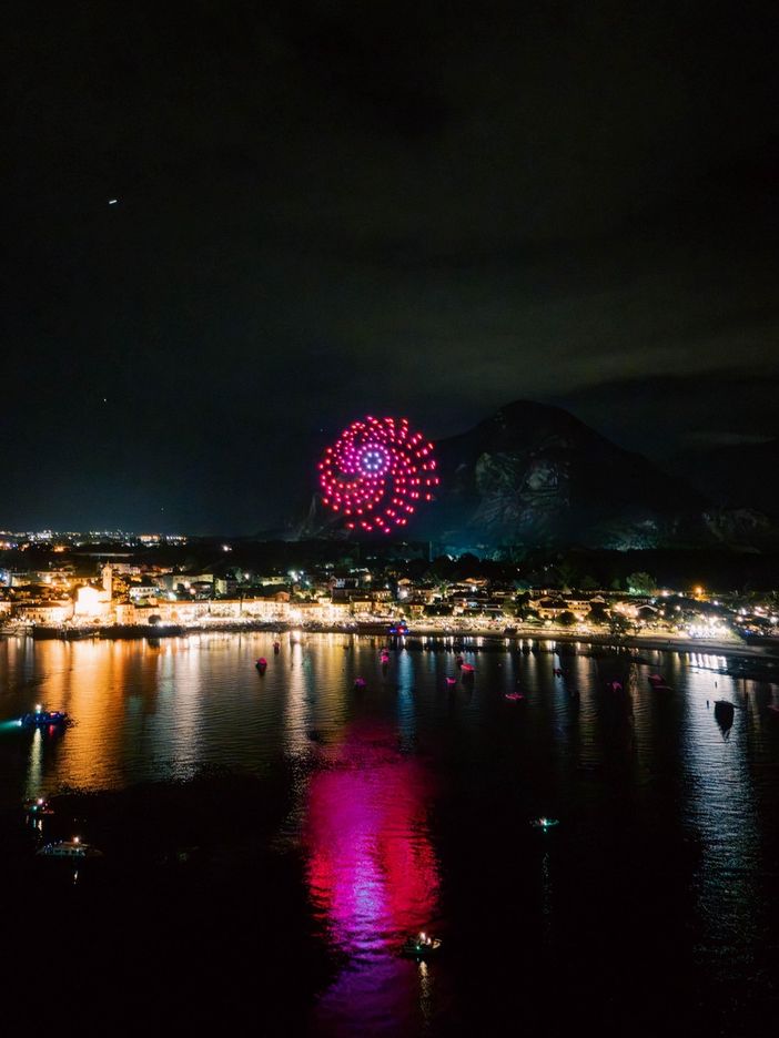 Feriolo tra luci e stelle: il lago incantato dai droni e dai giochi laser VIDEO Feriolo tra luci e stelle: il lago incantato dai droni e dai giochi laser VIDEO