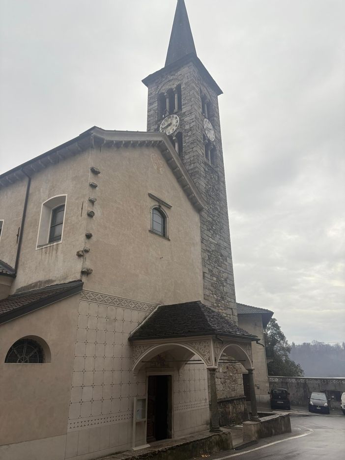Cireggio, luci spente sul campanile da cinque mesi: Galizzi attacca l’amministrazione