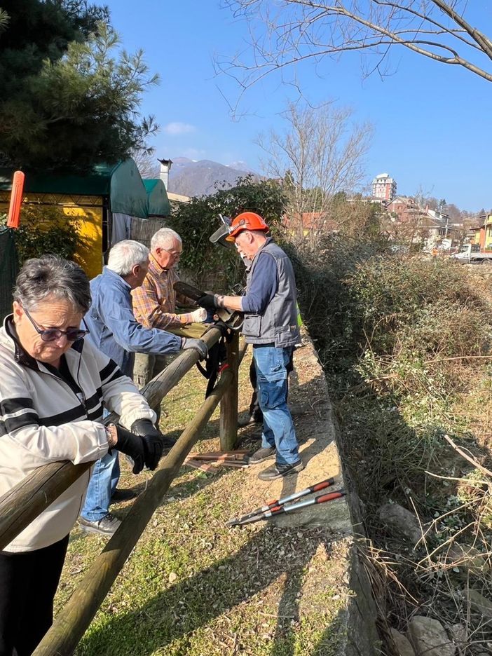 Omegna, gli 'Amici di Bagnella' al lavoro sul sentiero della Fiumetta