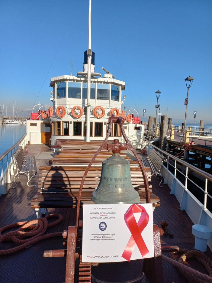 Nastri rossi sui battelli della Navigazione laghi per dire no alla violenza contro le donne Nastri rossi sui battelli della Navigazione laghi per dire no alla violenza contro le donne
