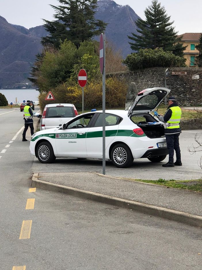 Fermati a Suna su un’auto rubata: denunciati in tre Fermati a Suna su un’auto rubata: denunciati in tre