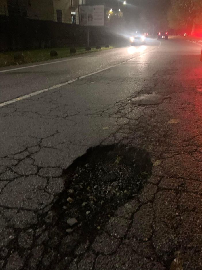 Buche in strada: situazione disastrosa a Omegna