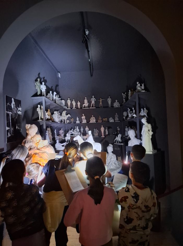 Vegetazione incolta e murales: il percorso della Salute viene trascurato da tutti