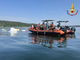 La barca della tragedia recuperata dalle acque, in mezzo ai turisti di un giorno &quot;normale&quot; VIDEO
